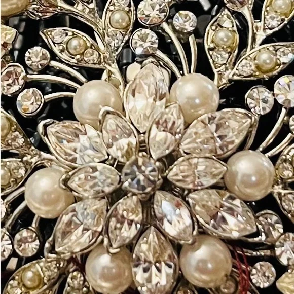 Elegant Silverplated brooch with faux pearls and rhinestones-brand new with tags - Picture 2 of 12